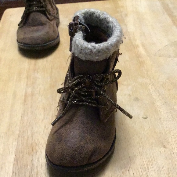 GARANIMALS size 4 .. kids fashion boots. Brown - Picture 15 of 16